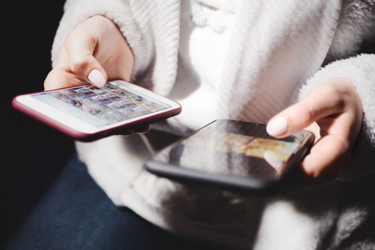 Pros and Cons of Having Two Phones: Digital Nomad Perspective