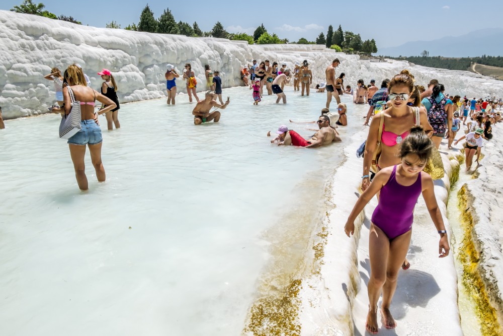 Les baigneurs dans les piscines chaudes