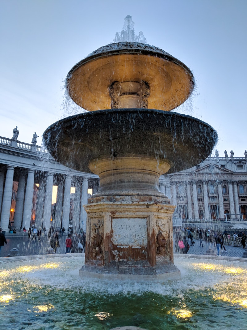 Vatican Fontana gemella del Bernini, sinistra